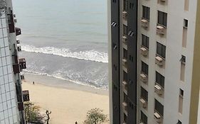 Apartamento á 30 metros praia, com vista mar.